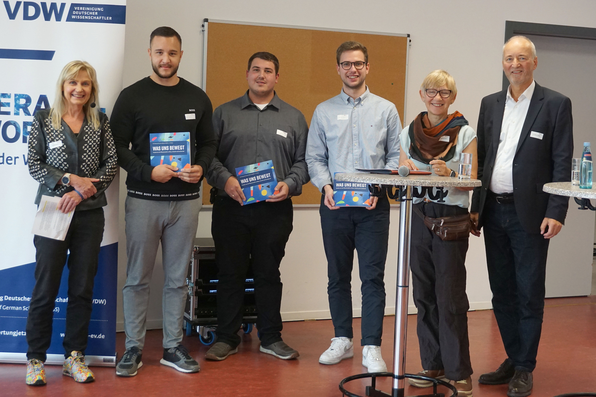 Gruppenbild mit Studierenden und Mitarbeitenden