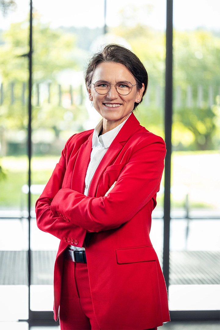 Porträt von Prof. Dr. Martina Klärle im roten Blazer.