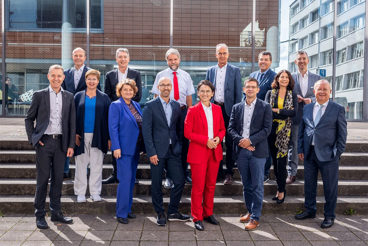 Gruppenbild des Präsidiums auf Treppenstufen.