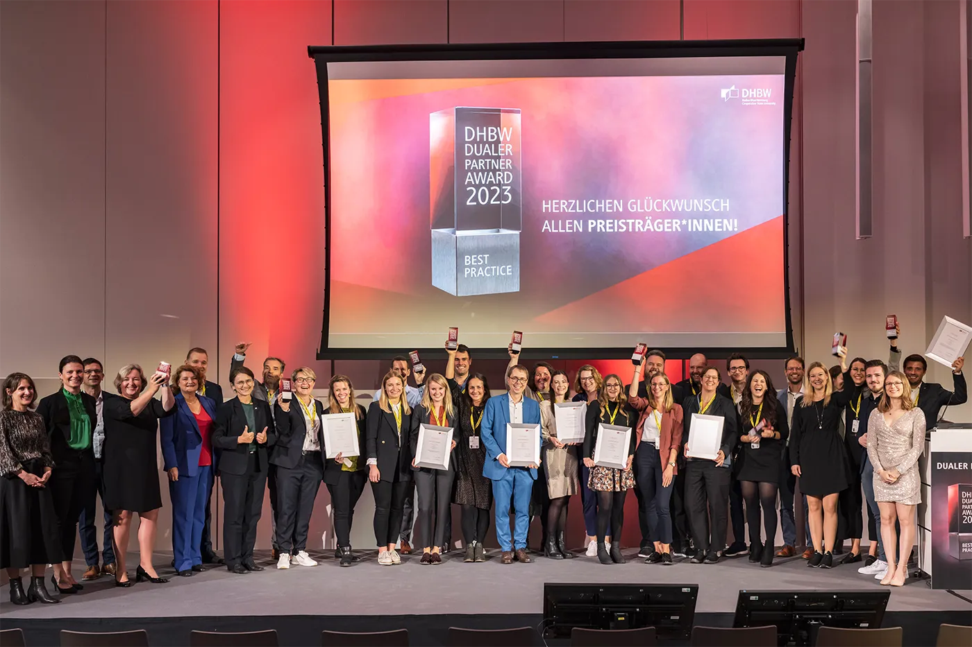 Gruppenbild der mit dem Award Ausgezeichneten auf der Bühne.