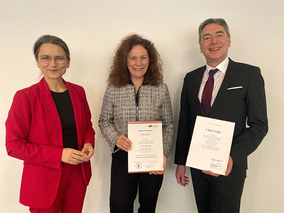 Prof. Dr. Martina Klärle neben Prof. Dr. Beate Sieger-Hanus und Prof. Dr. Joachim Weber, jeweils mit Urkunde.